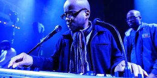 Der Detroiter Musiker Juan Atkins beim Spielen am Keyboard.