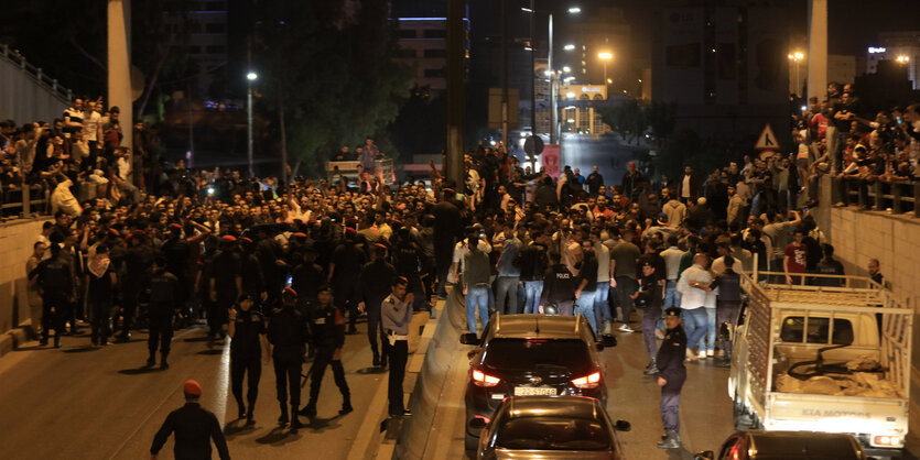 1.06.2018, Jordanien, Amman: Demonstranten protestieren nahe des Büros des Premierministers.