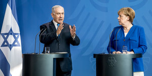 Netanjahu und Merkel an Podien