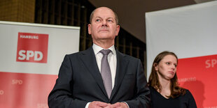 Olaf Scholz und Melanie Leonhard stehen vor einem SPD-Plakat