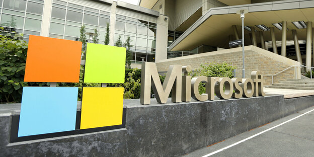 Ein Microsoft-Logo vor einem Gebäude