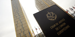 Das Foto vom 26.01.2012 zeigt die beiden Türme des Europäischen Gerichtshofs in Luxemburg.