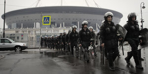 Bereitschaftspolizisten nehmen vor dem Sankt-Petersburg-Stadion an einer Übung teil