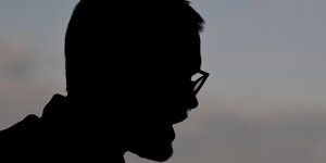 Cambridge Analytica Whistleblower Christopher Wylies Profil im Schatten.