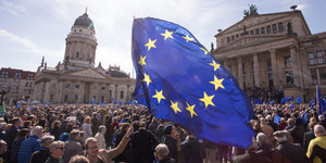 In Berlin schwenken EU-Fans die europäische Fahne bei einer Pulse of Europe Demonstration