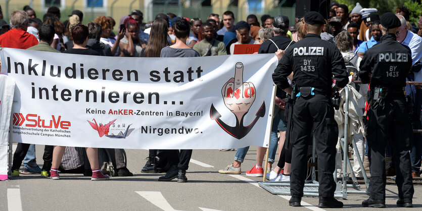 Protestierende gegen Ankerzentren