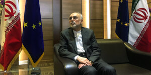 Ali Akbar Salehi, Chef des iranischen Atomprogramms, im Gespräch mit ausländischen Journalisten in Teheran