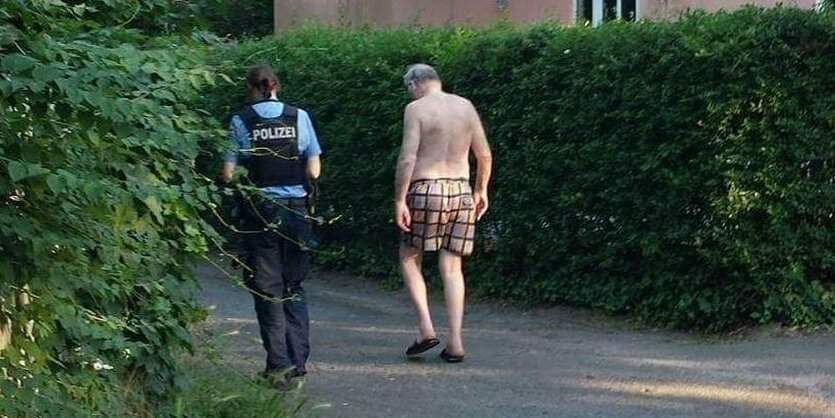 Alexander Gauland in Shorts mit Polizistin