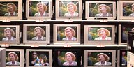 Über ein Dutzend Fernseher stehen in drei Reihen hintereinander, auf den meisten von ihnen ist eine blonde Frau zu sehen