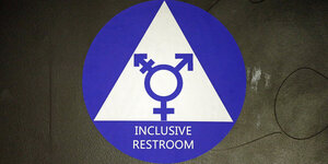 Symbol mit Männer-, Frauen- und Diverszeichen für geschlechtergerechte Toiletten
