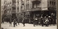 Historisches Bild von einem Wahllokal 1919