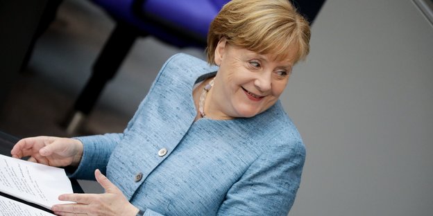 Berlin: Bundeskanzlerin Angela Merkel (CDU) spricht bei der Plenarsitzung des Deutschen Bundestages im Reichstagsgebäude