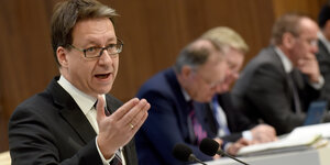 Stefan Birkner hält im niedersächsischen Landtag eine Rede
