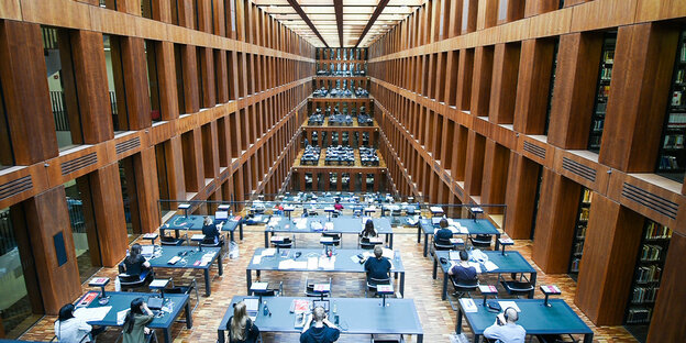 Blick in einen großeb Bibliothekssaal