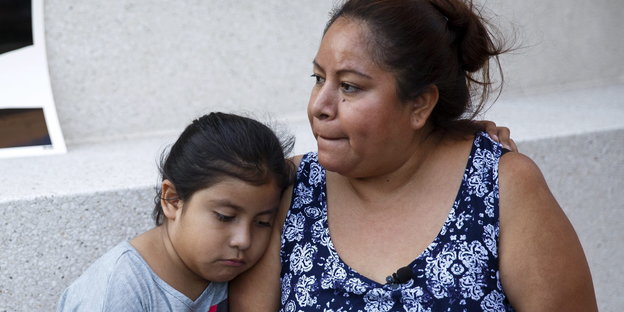 Eine mexikanische Mutter und Tochter kuscheln