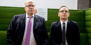 Peter Altmaier und Heiko Maas sitzen auf einem grünen Sofa