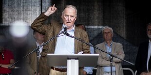 Alexander Gauland auf der Bühne mit erhobenen Zeigefinger