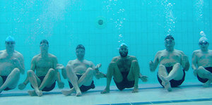 „Swimming with Men“: sechs Männer unter Wasser