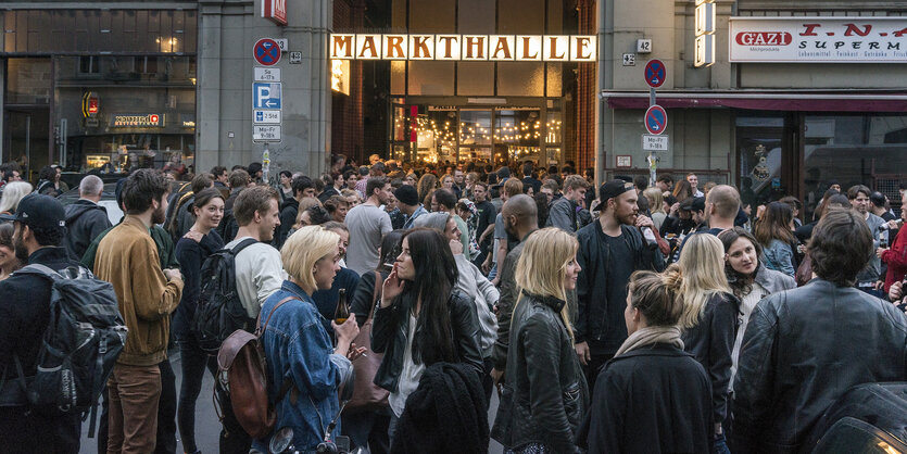 Viele Menschen stehen vor der Kreuzberger Markthalle