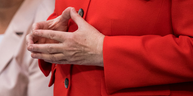 Bundeskanzlerin Angela Merkel (CDU) beantwortet erstmals im Rahmen einer Fragestunde im Bundestag die Fragen der Abgeordneten – und formt die Hände in typischer Manier zu einer Raute
