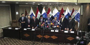 Mitglieder der unabhängigen Wahlkommission geben das Ergebnis der Parlamentswahlen im Irak bekannt.