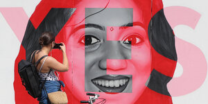 Eine Frau fotografiert ein Gesicht, über dem "Yes" steht