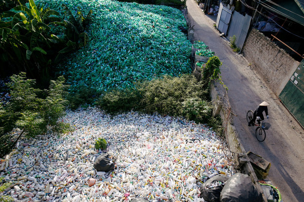 Plastikflaschen in einem Flussbett