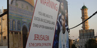 Mit einem Riesenposter wird gegen das Freundschaftsspiel zwischen Israel und Argentinien protestiert