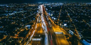 Riesige Schnellstraße in Buenos Aires bei Nacht