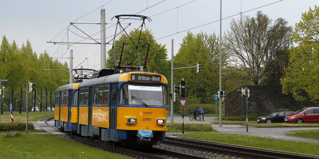 Ein Tatrawagen fährt in Leipzig.