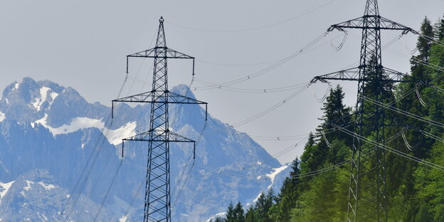 Stromtrasse vor Alpen