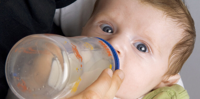 Baby mit Fläschchen