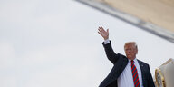 Donald Trump, Präsident der USA, winkt beim Einstieg in die Air Force One