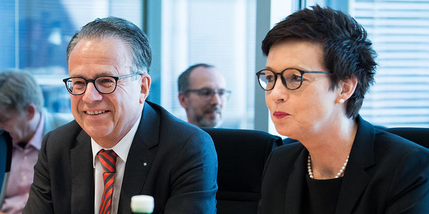 Bamf-Präsidentin Jutta Cordt und Frank-Jürgen Weise sitzt in der Sondersitzung des Innenausschusses