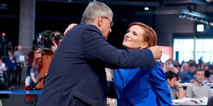 Bernd Riexinger, Bundesvorsitzender der Partei Die Linke, umarmt die Co-Bundesvorsitzende Katja Kipping Bundesparteitag der Linken.