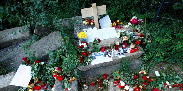 Botschaften und Kerzen am Ort, wo Susanna F. gefunden wurde