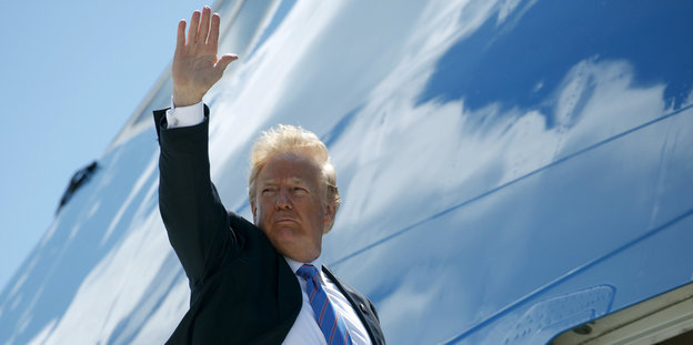 Donald Trump winkt mit dem rechten Arm