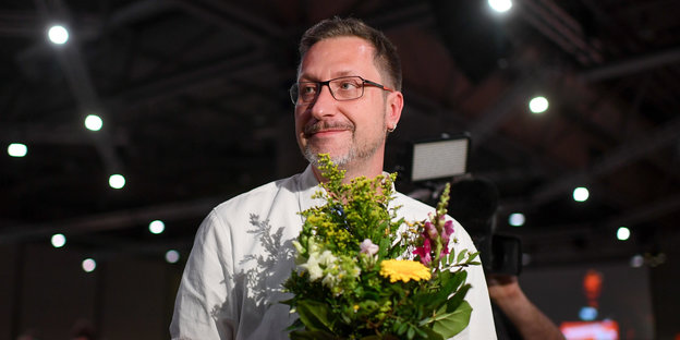 Jörg Schindler mit Blumen