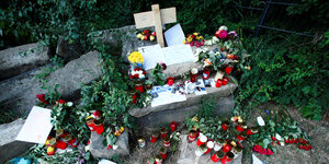 Blumen, Grablichter und ein Holzkreuz erinnern an die tot aufgefundene 14-jährige Susanna F.