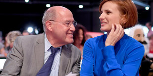 Gregor Gysi und Katja Kipping lächeln sich an