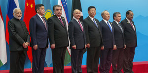 Acht Staatschefs posieren für die Kameras