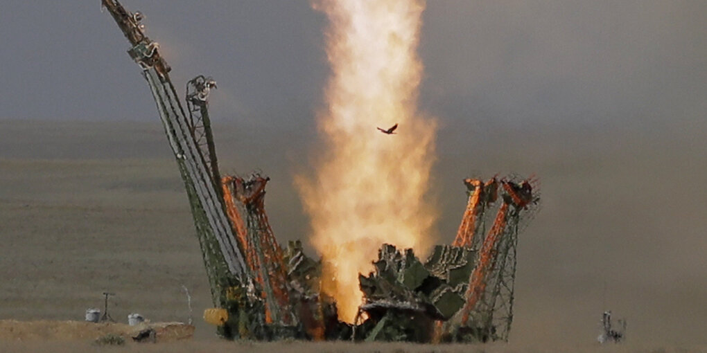 Feuerstrahl eines Raketenstarts, Teile eines Stützgerüsts fallen zur Seite