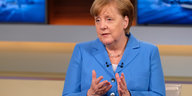 Angela Merkel gestikuliert in der TV-Sendung "Anne Will"
