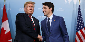 Trump und Trudeau schütteln sich die Hand
