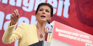 Sahra Wagenknecht hebt beim Parteitag die Hand