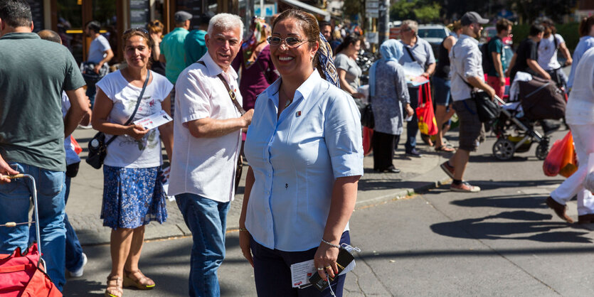 Menschenmenge mit Wahlflyern von türkischen Oppositionsparteien beim türkischen Wochenmarkt am Maybachufer bei