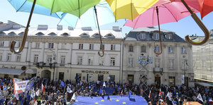 Bunte Schirme und die Europa-Flagge beim "Marsch der Freiheit" in Warschau