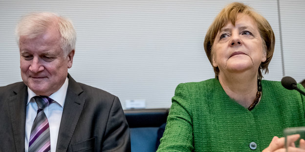 Innenminister Horst Seehofer sitzt neben Bundeskanzlerin Angela Merkel