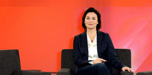 Die ARD-Moderatorin Sandra Maischberger sitzt in einem Sessel, hinter ihr ist der Schriftzu "Maischberger" mit dem AR-Logo zu sehen.