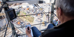 Kranfahrer schaut auf S21-Baustelle